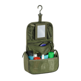 M-Tac Toilettaske i vandafvisende 600D polyester, åben med tandbørster og cremer synlige, praktisk til rejsebrug. Dimensioner: 24 x 15 x 8,5 cm.