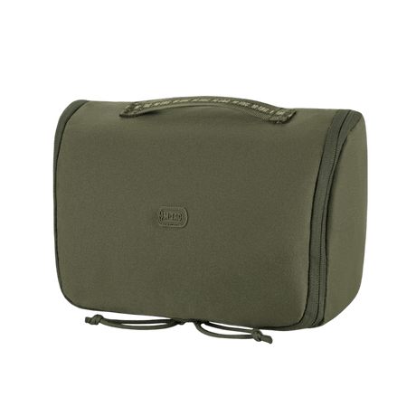 M-Tac Toilettaske i kompakt design til rejser og hverdagsbrug, lavet af vandafvisende 600D polyester med PVC-belægning. Dimensioner: 24x15x8,5 cm.