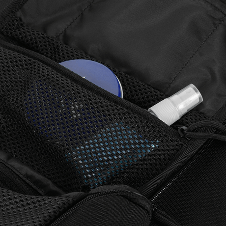 Detalje af indhold i M-Tac Toilettaske med mesh-lommer til opbevaring, designet til tandbørste, barbering og cremer. Vandafvisende materiale.