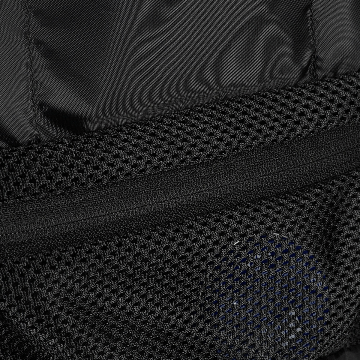 M-Tac Toilettaske i sort 600D polyester med PVC-belægning, ideel til tandbørste og cremer. Kompakt og vandafvisende design.