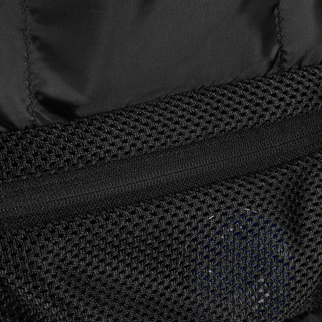 M-Tac Toilettaske i sort 600D polyester med PVC-belægning, ideel til tandbørste og cremer. Kompakt og vandafvisende design.