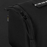 M-Tac Toilettaske i sort 600D polyester med PVC, kompakt design til rejsebrug, holder form og beskytter mod vand. Dimensioner: 24 x 15 x 8,5 cm.