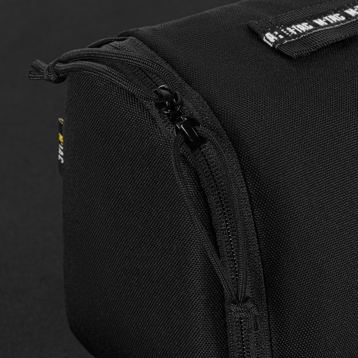 M-Tac Toilettaske i sort 600D polyester med PVC, kompakt design til rejsebrug, holder form og beskytter mod vand. Dimensioner: 24 x 15 x 8,5 cm.