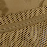 Nærbillede af M-Tac Toilettaske i vandafvisende 600D polyester, med lynlåsdetalje og mesh-design. Praktisk til opbevaring og rejse.