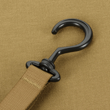 M-Tac Toilettaske krogdetalje på 600D polyester materiale med PVC-belægning, kompakt og vandafvisende design.