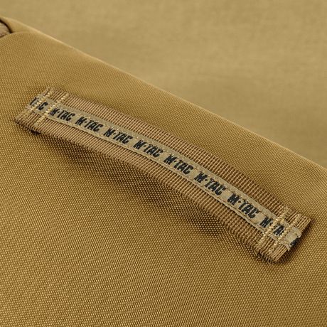 M-Tac Toilettaske i vandafvisende 600D polyester, kompakt design til rejser, med praktisk håndtag og PVC-belægning.