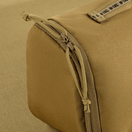 M-Tac Toilettaske i vandafvisende 600D polyester med kompakt design til opbevaring, perfekt til rejser og hverdagsbrug.