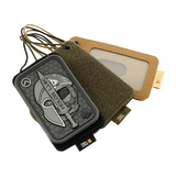 M-Tac Taktisk ID-kortholder med Snøre i robust Cordura-materiale, ideel til militær og politi, viser både snøre og transparent panel.