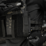 Tactisk M-Tac Tourniquet Pouch Elastisk VELCRO Gen.II monteret på en tactical vest for hurtig adgang til C-A-T tourniquet.