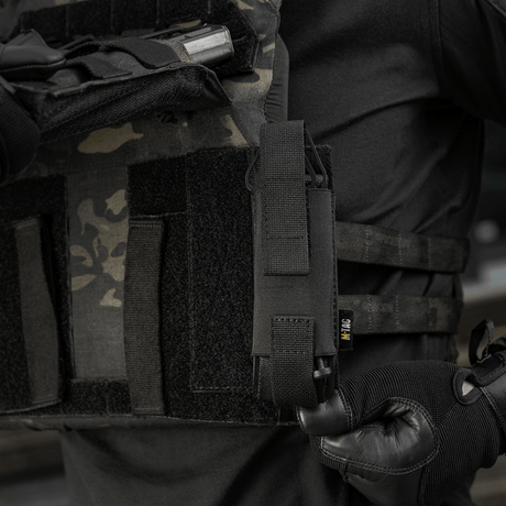 Tactisk M-Tac Tourniquet Pouch Elastisk VELCRO Gen.II monteret på en tactical vest for hurtig adgang til C-A-T tourniquet.