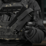 M-Tac Tourniquet Pouch Elastisk VELCRO Gen.II i sort design, fastgjort på taktisk vest. Cordura 500D konstruktion for holdbarhed.