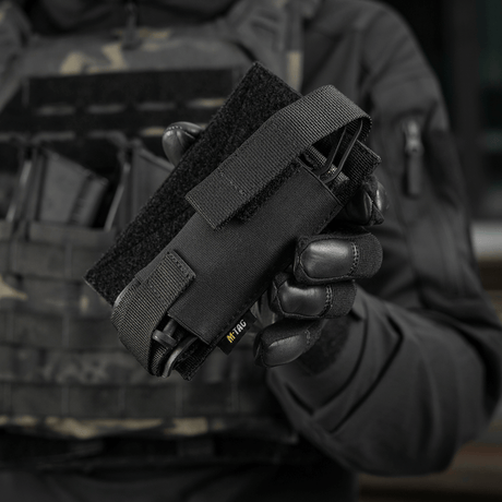 M-Tac Tourniquet Pouch Elastisk VELCRO Gen.II i sort design, fastgjort på taktisk vest. Cordura 500D konstruktion for holdbarhed.