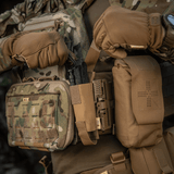 M-Tac Tourniquet Pouch Elastisk VELCRO Gen.II monteret på taktisk vest med hurtig adgang til tourniquet, materialer Cordura 500D, Texcel.