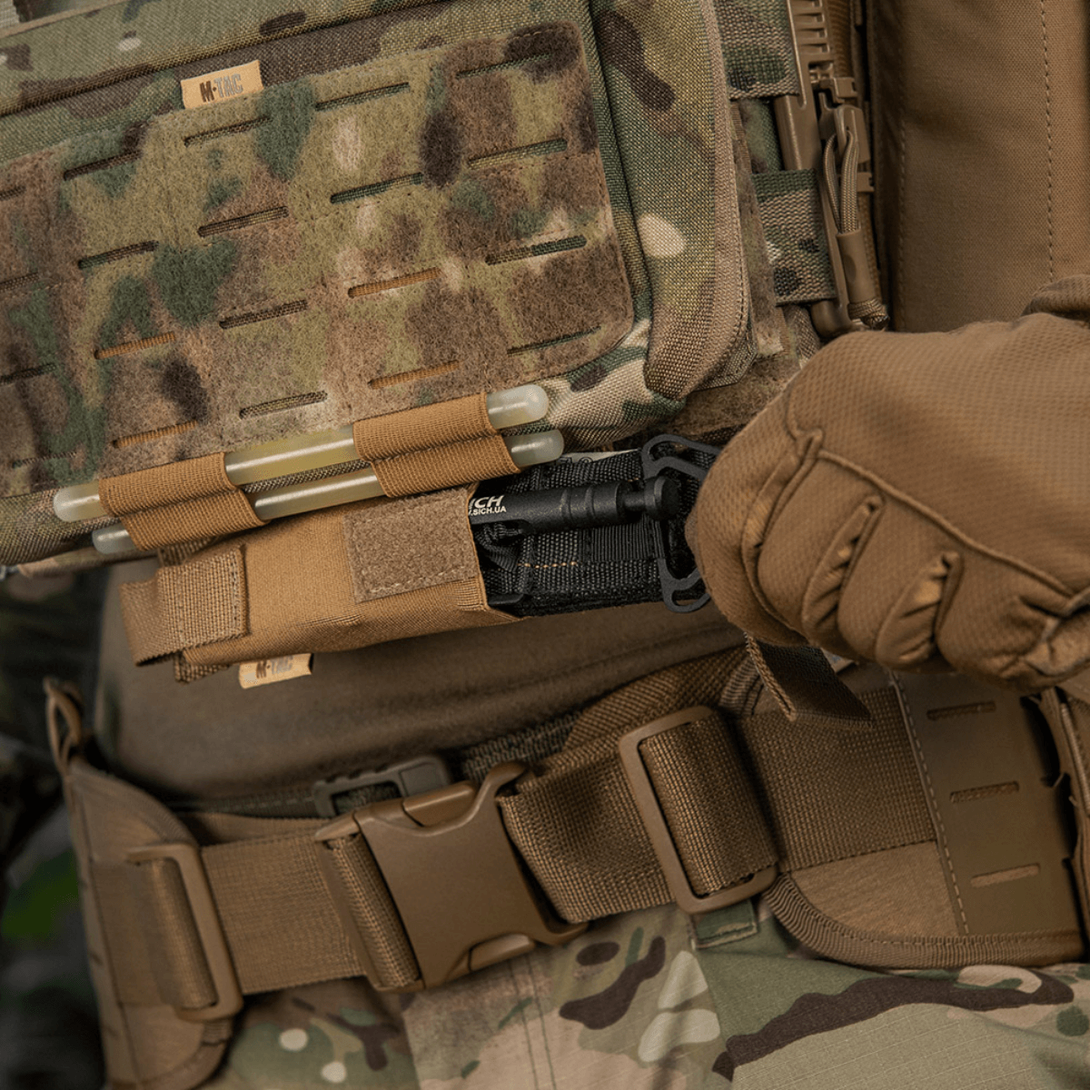 Taktisk M-Tac Tourniquet Pouch Elastisk VELCRO Gen.II monteret på en plate carrier med C-A-T tourniquet i Cordura 500D materiale.