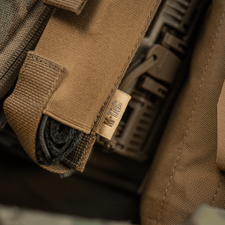 M-Tac Tourniquet Pouch Elastisk VELCRO Gen.II fastgjort under plate carrier flap med Velcro til hurtig adgang