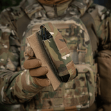 Soldat holder M-Tac Tourniquet Pouch Elastisk VELCRO Gen.II lavet af robust Cordura 500D monteret på Velcro-panel under plate carrier flap.
