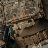 M-Tac Tourniquet Pouch Elastisk VELCRO Gen.II fastgjort under plate carrier på taktisk udstyr, robust Cordura 500D materiale.
