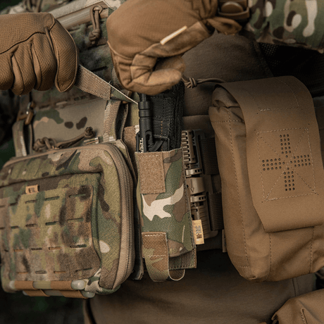 M-Tac Tourniquet Pouch Elastisk VELCRO Gen.II med hurtigt adgangssystem fastgjort på Velcro-panel under plate carrier flap.