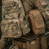 M-Tac Tourniquet Pouch Elastisk VELCRO Gen.II monteret på taktisk vest i skovkamouflage, lavet af robust Cordura 500D, hurtig adgang.
