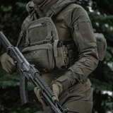 M-Tac Tourniquet Pouch Elastisk VELCRO Gen.II monteret på taktisk vest til hurtig adgang til C-A-T tourniquet.