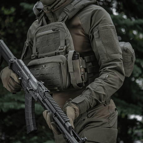 M-Tac Tourniquet Pouch Elastisk VELCRO Gen.II monteret på taktisk vest til hurtig adgang til C-A-T tourniquet.