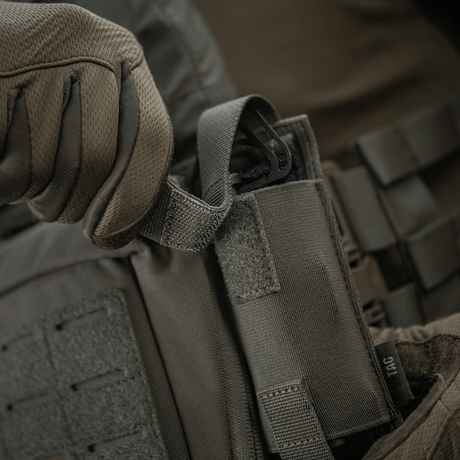 M-Tac Tourniquet Pouch Elastisk VELCRO Gen.II påmonteret på taktisk vest med hurtigt adgang til tourniquet. Robust Cordura 500D materiale.