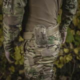 M-Tac PC Utility Pouch Elite i brug, monteret på taktisk bælte, viser MOLLE-interface og Cordura materiale. Perfekt til opbevaring af småting.