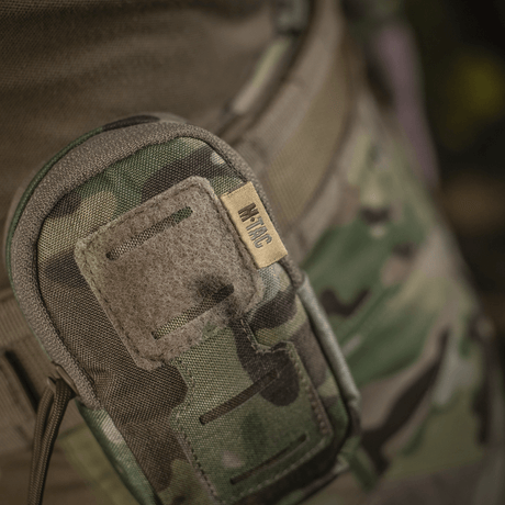M-Tac PC Utility Pouch Elite i Cordura med MOLLE-monteringssystem, perfekt til taktisk opbevaring, set i kamouflagemønster.