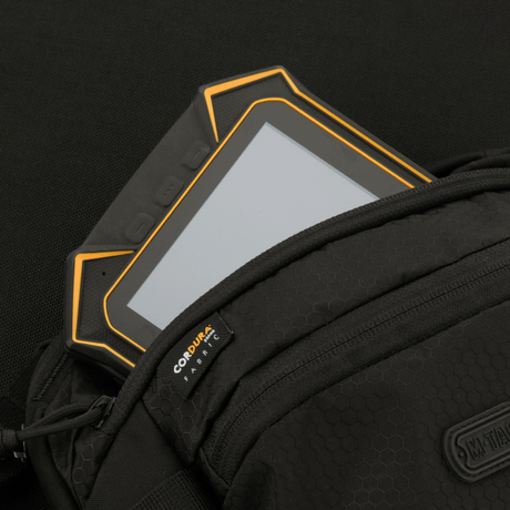 M-Tac Sphaera Hex Hardsling Bag med Cordura stof, der viser rum til smartphone i kompakt design.