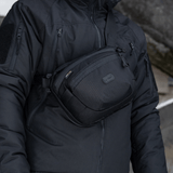 M-Tac Sphaera Hex Hardsling Bag båret som skuldertaske. Kompakt design i Cordura/Hex polyester med modulært system og skjult våbenrum.