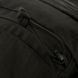 Nærbillede af lynlåskompartments på M-Tac Sphaera Hex Hardsling Bag med hexagonalt mønster i sort Cordura/Hex polyester materiale.