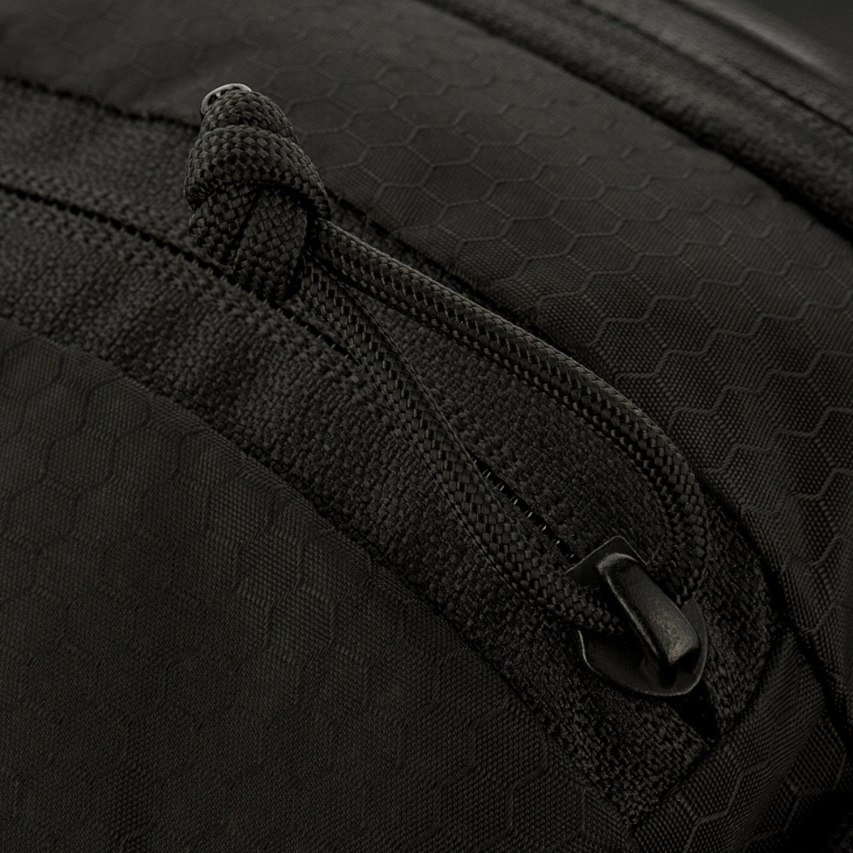 Nærbillede af lynlåskompartments på M-Tac Sphaera Hex Hardsling Bag med hexagonalt mønster i sort Cordura/Hex polyester materiale.