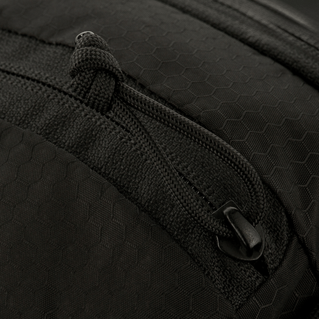 Nærbillede af lynlåskompartments på M-Tac Sphaera Hex Hardsling Bag med hexagonalt mønster i sort Cordura/Hex polyester materiale.