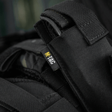 M-Tac Tourniquet Pouch Elastisk med MOLLE Gen.II i sort Cordura stof, fastgjort til udstyr med MOLLE-system.