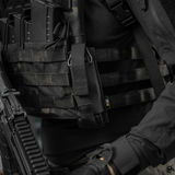 M-Tac Tourniquet Pouch Elastisk med MOLLE Gen.II fastgjort til taktisk udstyr, lavet af holdbar Cordura Squadron materiale.