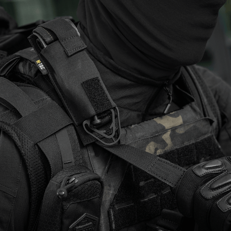 M-Tac Tourniquet Pouch Elastisk med MOLLE Gen.II, fastgjort på taktisk vest, lavet af Cordura Squadron, sikret med elastik og MOLLE-system.