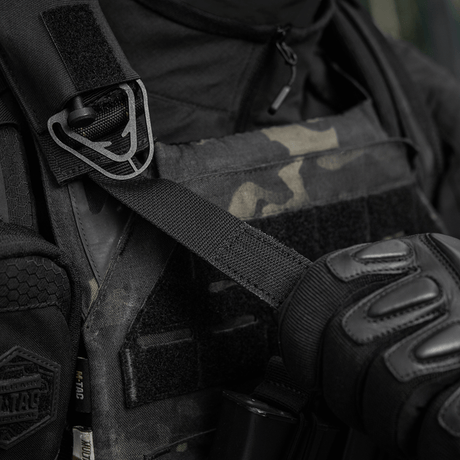 M-Tac Tourniquet Pouch Elastisk med MOLLE Gen.II på taktisk vest i brug.