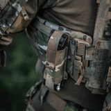 M-Tac Tourniquet Pouch Elastisk med MOLLE Gen.II monteret på udstyr med kamuflage, sikret med elastik og Cordura-søm.