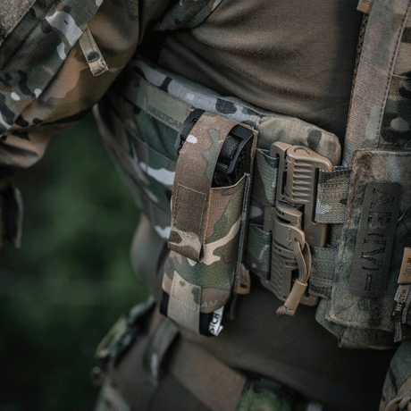 M-Tac Tourniquet Pouch Elastisk med MOLLE Gen.II monteret på udstyr med kamuflage, sikret med elastik og Cordura-søm.