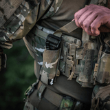 M-Tac Tourniquet Pouch Elastisk med MOLLE Gen.II fastgjort til taktisk vest i camouflage