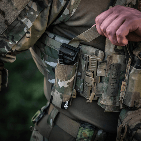 M-Tac Tourniquet Pouch Elastisk med MOLLE Gen.II fastgjort til taktisk vest i camouflage