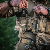 Soldat bærer M-Tac Tourniquet Pouch Elastisk med MOLLE Gen.II på militærudstyr i naturlige omgivelser.