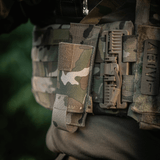 M-Tac Tourniquet Pouch Elastisk med MOLLE Gen.II fastgjort til udstyr med camouflage-design.