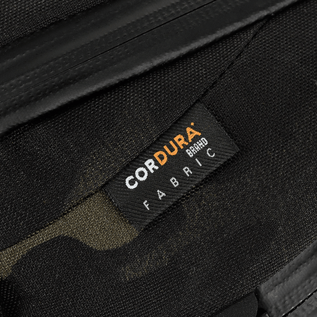 Etiketten på en M-Tac Sphaera Hex Hardsling Taske Gen.II Elite lavet af Cordura stof.