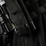 M-Tac Elastisk Tourniquet Pouch Molle Gen.III monteret på uniform, holdbar taske til C-A-T tourniquet, hurtig adgang og sikker fastgørelse.