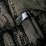 M-Tac Elastisk Tourniquet Pouch Molle Gen.III i brug, sikrer hurtig adgang til tourniquet, lavet af robust Cordura Squadron materiale.
