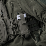M-Tac Elastisk Tourniquet Pouch Molle Gen.III fastgjort til udstyr, viser stabil elastik og hurtig adgangsfunktioner.