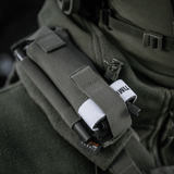 M-Tac Elastisk Tourniquet Pouch Molle Gen.III monteret på jakke, lavet af Cordura Squadron, med bred elastik til C-A-T tourniquet.