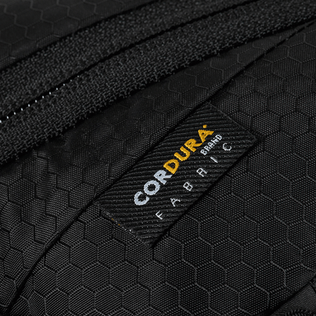 Nærbillede af M-Tac Sphaera Hex Hardsling Taske Gen.II Elite med Cordura stof og hex mønster, fokuseret på robust materiale.