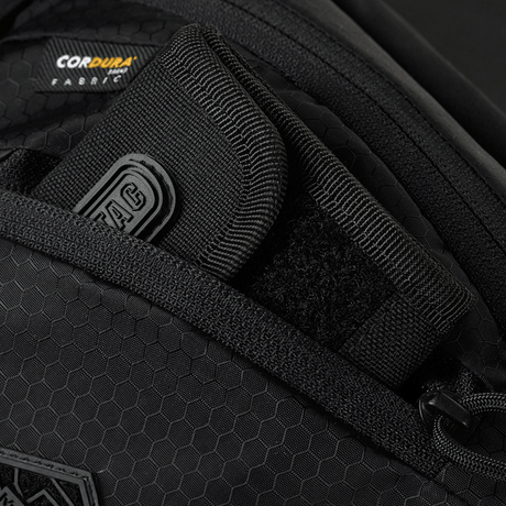 Nærbillede af M-Tac Sphaera Hex Hardsling Taske Gen.II Elite med Cordura Hex polyester og rum til skjult bæring, lynlåsdetaljer.